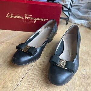 Salvatore Ferragamo Black Leather Vara Bow Pumps Size 8 B